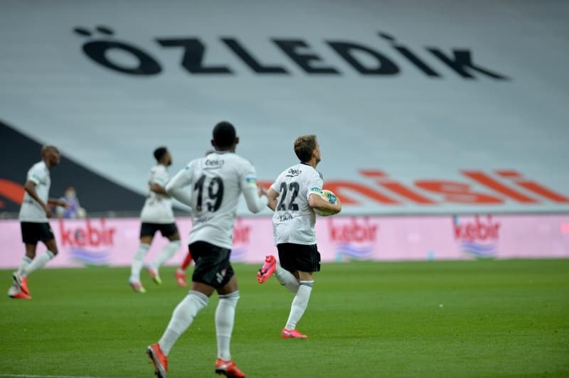 <p><b>BU KADRO ŞAMPİYON OLAMAZ</b></p><p><br></p><p>'Bu kadro ile 8'de 8 yapman 0, bu kadro ile seneye de yürüme ihtimalin yok.' </p>