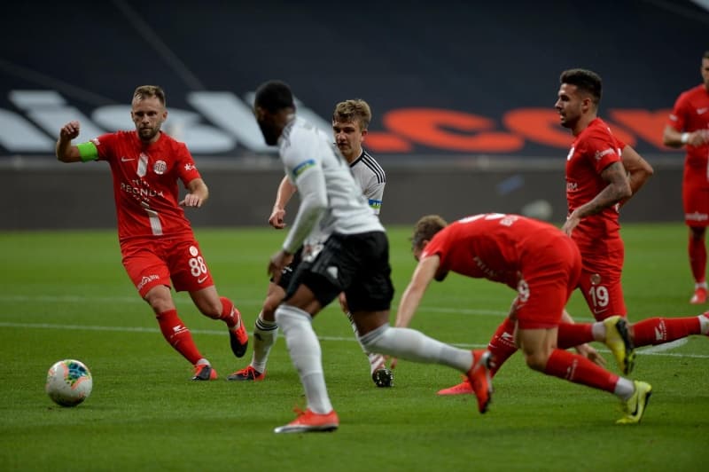 <p>'Beşiktaş seneye de bu kadrosuyla devam etse, şampiyonluğa oynar mı? Oynayamaz, bu kadar basit. Para yok, tüm takımlarda böyle'</p>