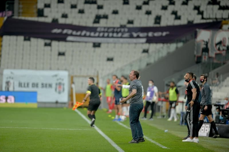 <p><b>SERGEN YALÇIN BİLEREK...</b></p><p><br></p><p>'Sergen Yalçın ilk yarı kadrosunu bilerek çıkardı. Herkese gösteriyor, 'Beyler kadro bu' diyor. Aptal mı, ikinci yarı diğerlerini oynatıyor.'</p>