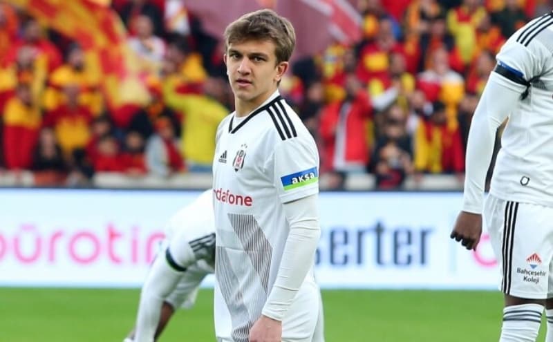 <p>Sergen Yalçın, Caner Erkin'i maça kulübede başlattı. Yerine ise 19 yaşındaki Rıdvan Yılmaz sol bekte forma giydi.</p>