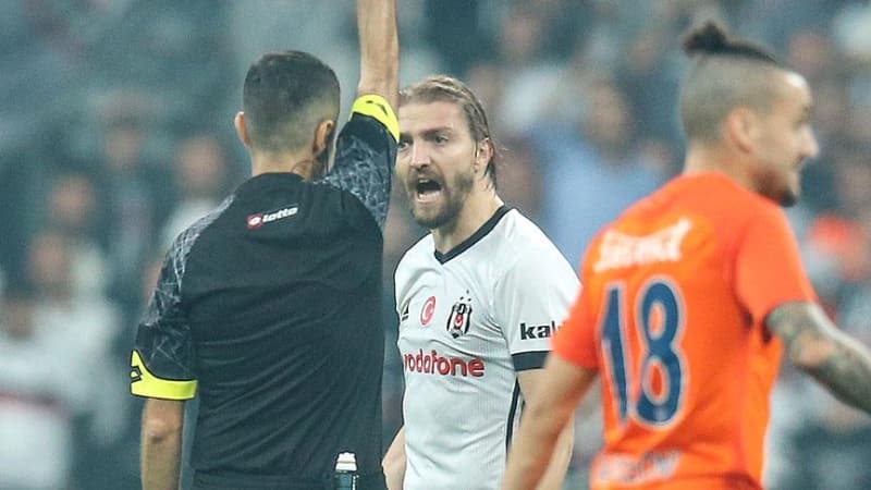 <p>Yeni sözleşme için Beşiktaş'ın önerdiği rakama soğuk baktığı bilinen Caner'in bu konuda geri adım atmadığı sürece taraflar arasında ayrılığın kapıda olduğu öğrenildi.</p>