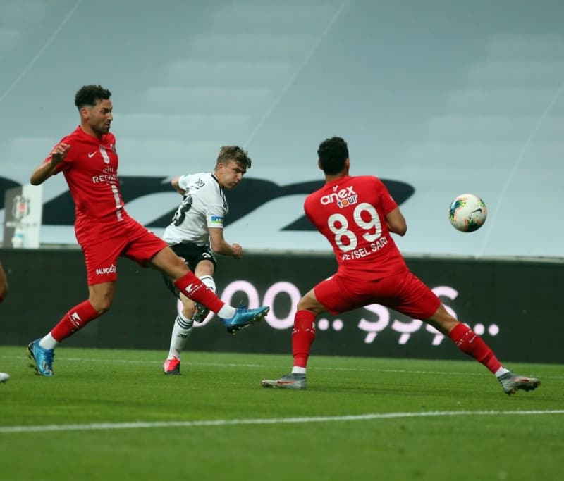 <p>19 yaşındaki futbolcuya çok güvenen Teknik Direktör Sergen Yalçın, oluşturmak istediği kadro yapılanmasında Rıdvan’la yola devam etmek istiyor. </p>