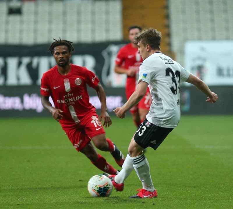 <p>Genç çalıştırıcının bu hamlesi, görüşmelerde yönetimin de elini güçlendiriyor. </p>