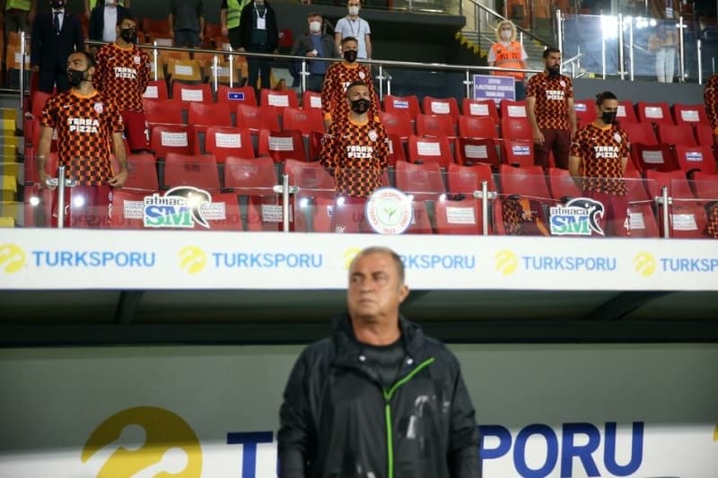 <p><b>'ÇOK ÜZGÜNÜM'</b></p><p>Emre Akbaba gibi Muslera da aynı şekilde sakatlandı, ayağında kırık var. Andone'nin de ayak bağları kaptı. Uzun bir dönem bizimle olamayacaklar. Muslera ve Andone bizim için önemli kayıplar, çok üzgünüm.</p>