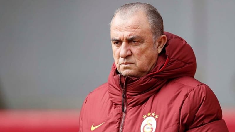 <p>'Hiçbir zaman pes etmedik, etmeyeceğiz, devam edeceğiz. Bugün burada çok iyi oynayan bir Galatasaray hocası olarak konuşmak isterdim ama olmadı. Saha içerisinde olanlar benimle oyuncular arasında olan şeyler... Hoşuma gitmedi, beğenmedim. Pandemi döneminin zihni, bedene de vurmuş demek ki, kötüye gitmişiz</p>