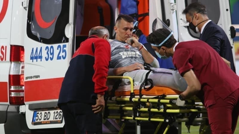 <p>VAR ile birlikte yan hakemlerin yakn pozisyonlarda ofsayt bayraklarn kaldrmayp pozisyonun bitimini beklemeleri isteniyor.</p>