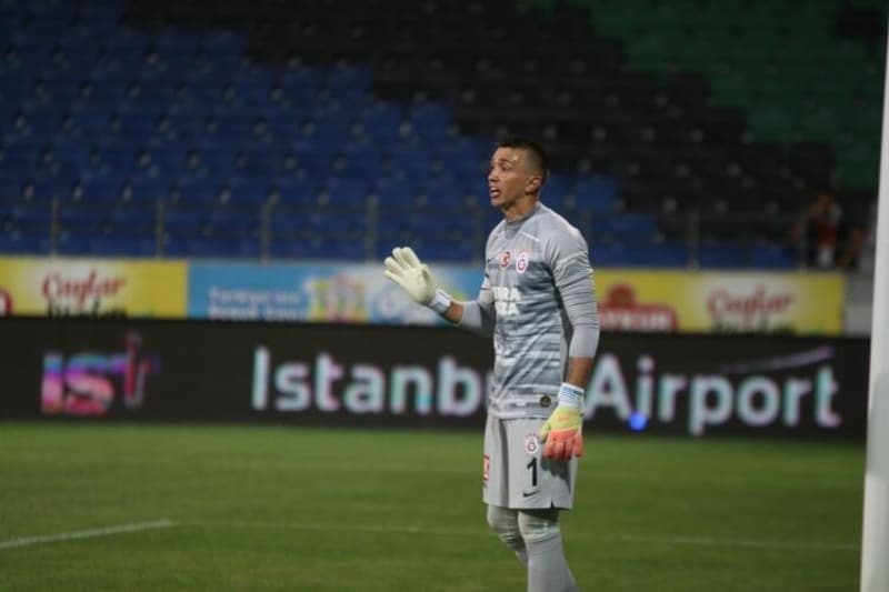 <p><b>KAPTANLIK DONK'A </b></p><p>Galatasaray'da Muslera'nn kmasyla kaptanlk band Ryan Donk'a geti.</p>