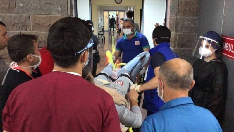 <p><b>OFSAYTI NEDEN KALDIRMADI' TARTIMASI </b></p><p>Muslera'nn sakatland pozisyonun balangcnda savunma arkasna sarkan Rizesporlu oyuncunun ofsayt olduu ynnde sosyal medyada tartmalar kt. Ofsayt bayra kalksa sakatlk olmayacakt gibi yazlar yazld.</p>