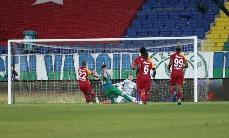 <p><b>AYAINDA KIRIK TESPT EDLD </b></p><p>Fernando Muslera'nn, sa ayak tibia ve fibula kemiklerinde krk tespit edildi.</p>