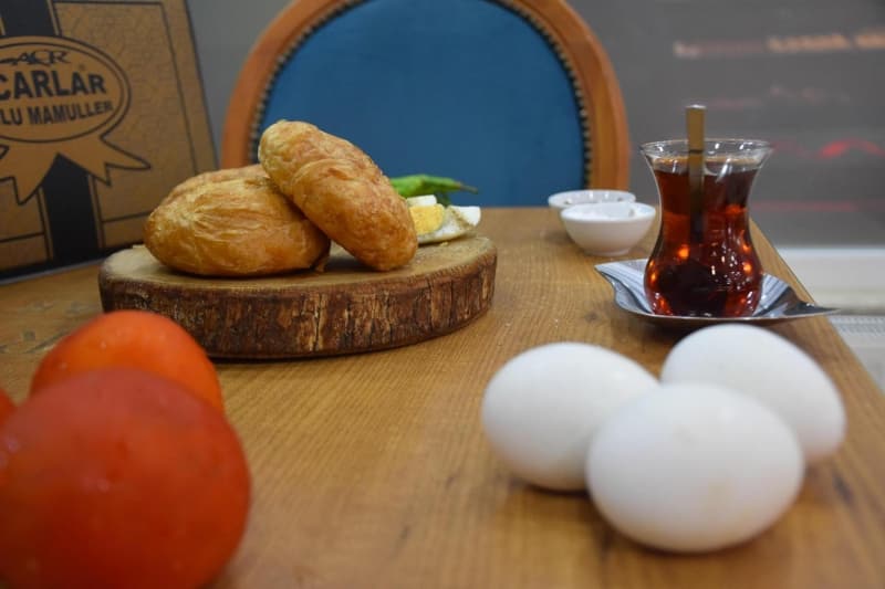 <p>Boyozu sık tükettiğini anlatan Sinan Özkaya ise şunları söyledi:</p><p>'Boyozu çok severim. Boyozu ilk İzmir'de tanıdım. İzmir'e 3 yıl önce geldim. Aslen Sinoplu'yum ama Almanya'dan geldim. Memleketimden ya da yurt dışından misafirim geldiği zaman ikram ediyorum. İzmir dışında boyoz görmedim. Yağlı, sade boyozu seviyorum.'</p>