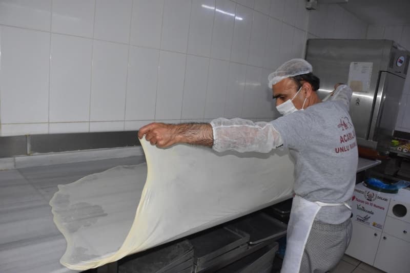 <p>İzmir'de boyozu tadıp, şehir dışına çıkanların kendilerine ulaşarak boyoz talep ettiğini anlatan Acar, boyozu ülkenin her noktasına gönderebildiklerini söyleyerek, 'Streçlere çekip dondurucularda muhafaza etmek üzere kendilerine gönderiyoruz. Boyoz bugün ülkenin her yerine gidiyor. -40 derecede dondurulup gönderilen boyoz, orada çözdürülüp 220 derecede pişirilip servis yapılabiliyor' diye konuştu. </p>