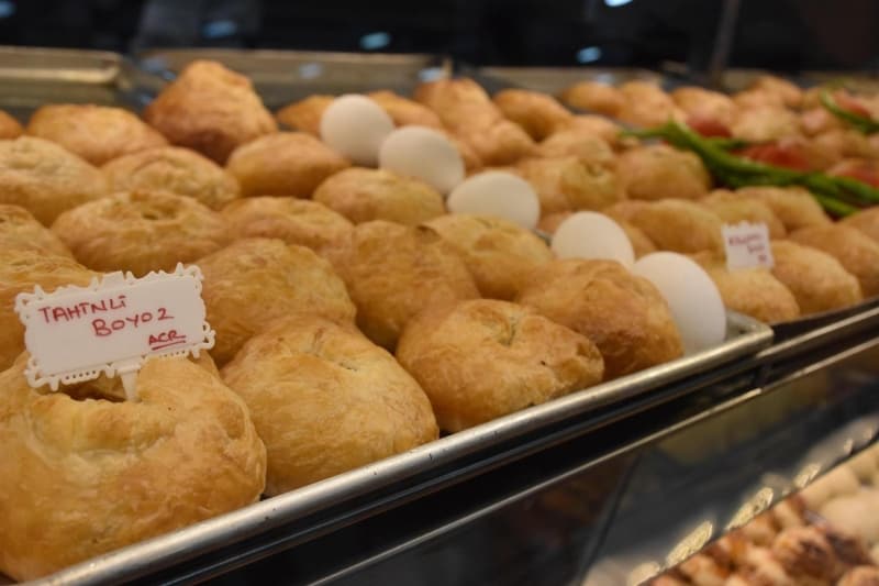 <p>Şehir dışından gelenlere İzmir boyozunun tadına bakmadan gitmelerini önermediklerini anlatan Acar, 'Boyozun en fazla tercih edileni sade boyozdur. Ama biz süsledik boyozumuzu. Tahinli, çikolatalı, ıspanaklı ve patlıcanlı boyozlarımız var. Vitrinlerimizi böyle zenginleştirdik. Müşteriler de ilgi gösteriyor. Özellikle tahinlisi de fazlaca tüketiliyor' diye konuştu.</p>