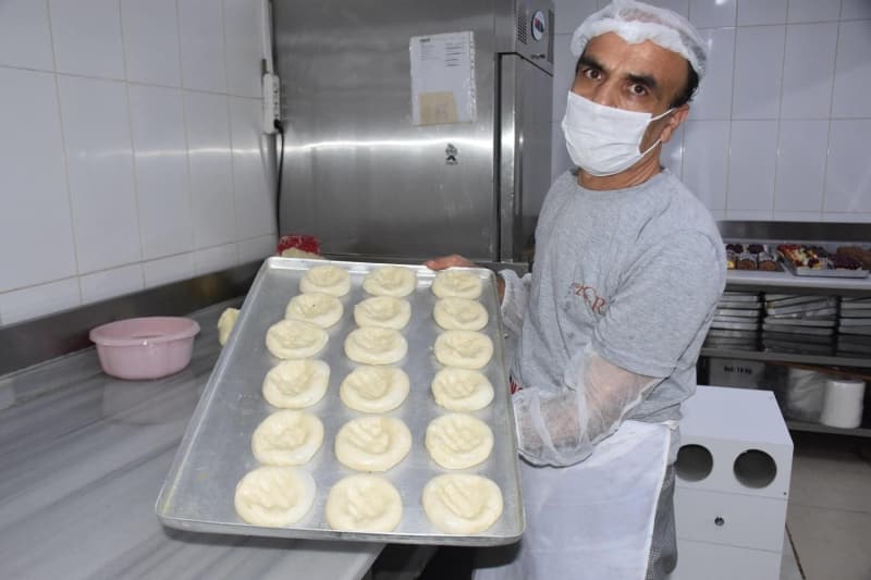 <p>Coğrafi işaret tescili alan İzmir boyozunun diğerlerinden farkı konusunda da bilgi veren Dinçer Acar, yapılışının yemesi kadar kolay olmadığına dikkat çekerek şunları söyledi:</p><p>'İzmir boyozunun hamuru mayasızdır. Su, un, tuz, yağ ve tahin kullanılır. Tahin de boyozun gevrek oluşunu sağlar. Hamuru yoğurduktan sonra 20 dakika dinlendiririz. Sonra 600 gramlık parçalar halinde keseriz. 600 gramlık hamur yaklaşık 2 metrekare açılır. İnce bir hamura dönüşür. Usta tarafından yuvarladıktan sonra tekrar 15-20 dakika dinlenmeye alınır. Daha sonra 60 gramlık parçalar halinde kesilir. Tavaya dizilir tekrar dinlendirilir. Dinlenme 4 aşamadan geçer. Bunun püf noktası yoğurma ve dinlenme aşamalarındadır. İyi yoğurulup dinlendirilen hamurdan istediğiniz verimi alabilirsiniz. Burada ustanın marifeti de çok önemlidir. Usta 2 metrekare açılan bir hamuru 1,5 metre açtığında aynı lezzette olmaz. Ancak 2 metrekarede hamur kıvamına gelir. Tekrar dinlenen hamur kesildikten sonra tavalara dizilir. 20-25 dakika dinlendikten sonra fırına atarız. Servise hazır olur.'</p>