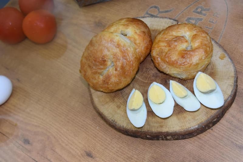 <p>İzmir'de yaşayan Mehmet Gümüş, kahvaltılarında boyoza sıklıkla yer verdiğini belirterek 'Boyoz hayatımın parçası, her gün gelip, alıyorum. Herkesin damak tadı farklı, ben daha çıtır ve yağsız olmasını seviyorum. Yumurtasız almam. Bu bir kültürdür. Sabah erken evden çıkıyorum ve canım kahvaltı istemiyor. Birkaç saat çalıştıktan sonra acıkıyorum. En pratik boyoz var, yanında protein kaynağı yumurta da var. Hiçbir gün boyozsuz geçmiyor' dedi.</p>