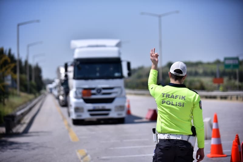 <p>Bu t�r eylemlerin d�zenlenmesiyle kar��t g�r��l� gruplar aras�nda gerginlik ya�anabilece�i, �iddet i�erikli sokak eylemlerinin meydana gelebilece�i, kamu d�zeni ve g�venli�inin tehlikeye d��ebilece�i, yeni tip koronavir�s (Kovid-19) ile m�cadelenin zafiyete u�rayabilece�i belirtilen a��klamada, �unlar kaydedildi:</p>