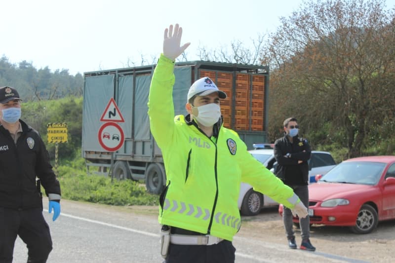 <p><b>KIRKLAREL�</b></p><p><br></p><p>K�rklareli’nde yeni tip koronavir�s (Kovid-19) tedbirleri kapsam�nda toplant� ve g�steri y�r�y��leri 14-20 Haziran’da yasakland�.</p>