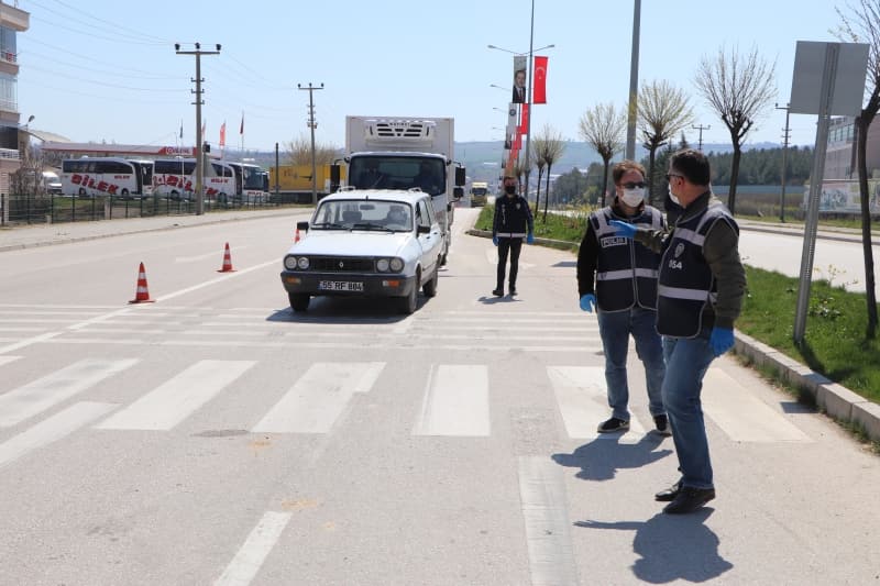 <p><b>ADANA</b></p><p><br></p><p>Adana'da, HDP'li milletvekillerinin tutuklanmas�n� protesto etmek amac�yla toplant� �a�r�lar� yap�lmas� �zerine milletvekilleri hari� olmak �zere eylemlere kat�lmak i�in hareket edecek gruplar�n kente giri� ��k��lar�, pazartesi g�n�nden itibaren 15 g�n s�reyle s�n�rland�r�ld�.&nbsp;</p>