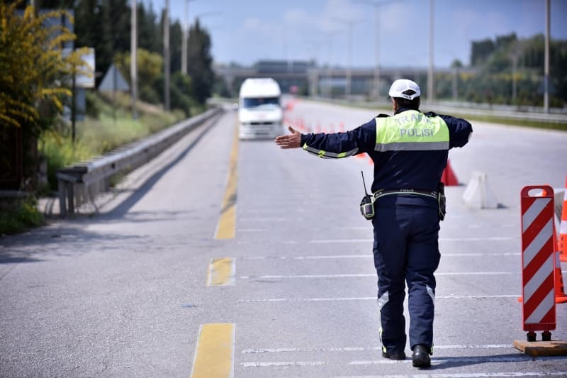 <p>Milletvekilleri hari� olmak �zere eylemlere kat�lmak i�in hareket edecek gruplar�n kente giri� ��k��lar� s�n�rland�r�ld�.</p>