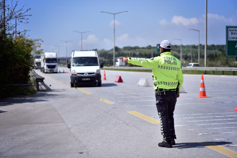 <p>Valiliklerden yap�lan a��klamada; milletvekillikleri d���r�len CHP'li Kadri Enis Berbero�lu ile HDP'li Musa Fariso�ullar� ve Leyla G�ven'in cezaevine g�nderilmelerini protesto etmek amac�yla Adana, Bursa, Tekirda� ve baz� illerde toplanma �a�r�lar� yap�ld��� an�msat�ld�.</p>