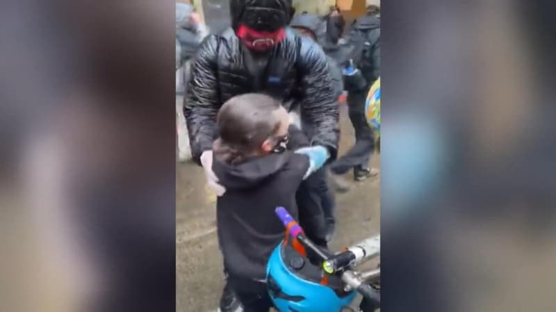 <p>Küçük çocuk çığlık atarak babasına sarılırken, diğer protestocular da çocuğun yüzüne süt ve su dökerek mücadele etti.</p>