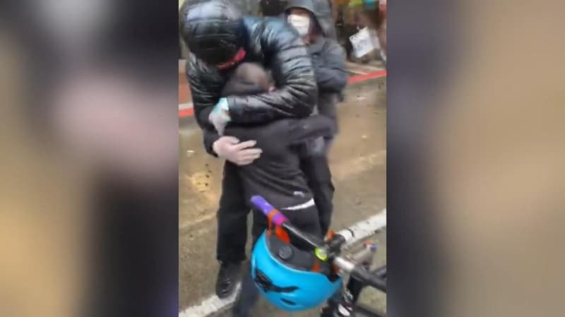 <p>Protesto sırasında bir polis memuru, Avery’nin 7 yaşındaki oğlunun yüzüne biber gazı sıktı. </p>