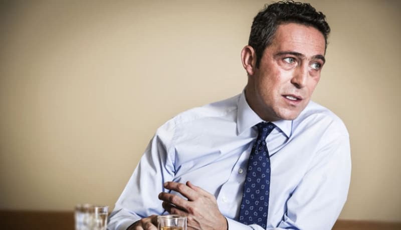 <p>Fenerbah�elilerin i�inin rahat olmas�n� istiyorum. Aurelio'nun d�nmesi, Tahir hocan�n gelmesi, b�t�n ta�lar� yerlerine oturtaca��z. Enteresan transfer hamlelerimiz var, onu da s�yleyeyim. Son 2 sezonda ya�ad�klar�m�z s�k�nt�l�, i�iniz rahat olsun diyince nas�l olsun diyebilirsiniz ama bu seneki planlamam�z hem altyap�da, hem �st yap�da farkl�. 2-3 tane direkt kadroda oynayabilecek isme odaklan�yoruz, ayn� zamanda gen�lere de odaklan�yoruz.</p>