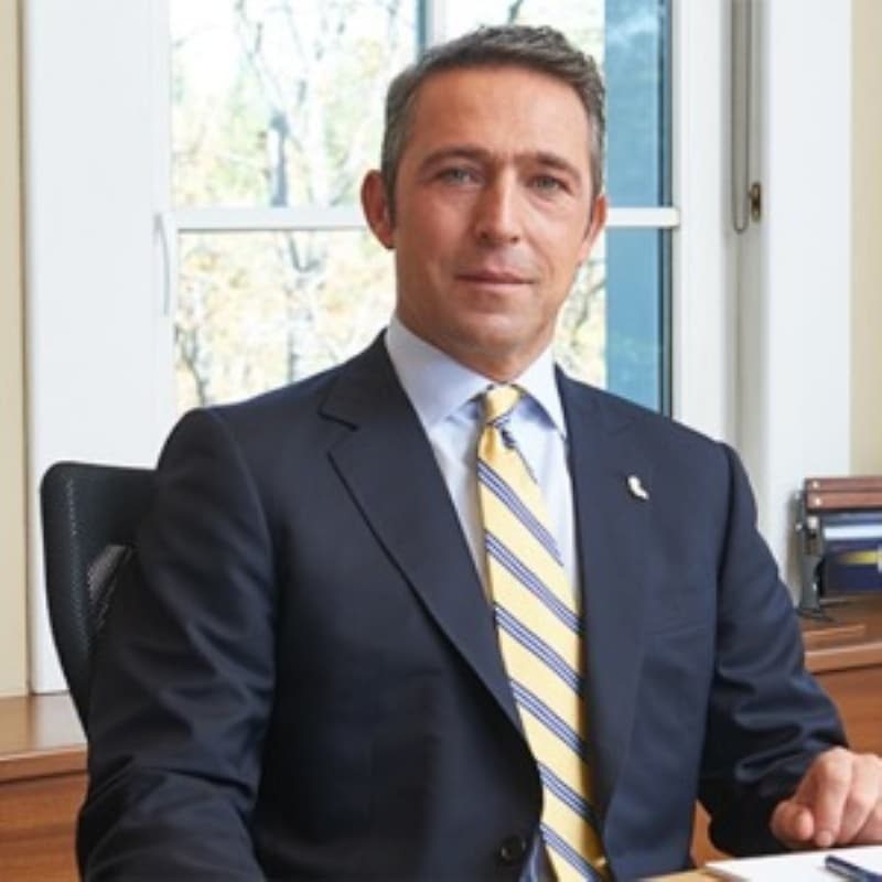 <p><b>�STED��� KADAR KALAB�L�R</b></p><p>Say�n Obradovic geldi, Gherardini ve Semih �zsoy ile yemekteler. �n�m�zdeki sezonun ne olaca��n� konu�aca��z. Obradovic burada kalmak istedi�i s�rece kalabilir diye bir s�z�m var, basketbol efsanesidir ve Fenerbah�elilerin kalbindeki yeri de bamba�kad�r. Fenerbah�e Basketbol Kul�b�n�n b�t�esinin 30 milyonlar olmas� m�mk�n de�il. Basketbolun a����, futbolun a����n�n yar�s� kadar. Bu yeni �artlar, hocam�z�n kalmak isteyece�i, liderlik yapmak isteyece�i �artlar ise, biz onun liderli�inde olmay� istiyoruz.</p>