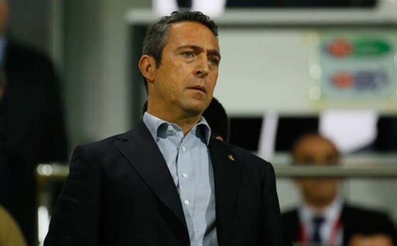 <p><b>YILLIK GEL�RDEN Y�ZDE 15 �STED�K</b></p><p>Oyuncular�m�za 2 opsiyon sunduk. Y�ll�k gelirler �zerinden y�zde 15 indirim istedik. Mart, Nisan, May�s garanti �cretlerin oynand�k�a yar�s�n�n �denmesi demek bu. Bunu isteyen kabul edebilir dedik. �stemiyorsan�z tamam, d�nya �ap�ndaki 4 deneyim �irketinden birini tutal�m, onlar sezon bitene kadar bir �al��ma yaps�n ve sezon kapand�ktan sonra muhtemel kay�plar� net bir �ekilde hesaplas�nlar. O net hesaplar �zerinden indirimi maa�larda size ayn� oranda yans�tal�m dedik. Hi�birini kabul etmezseniz, FIFA'ya gidersiniz ve orada konu�uruz dedik ama FIFA'n�n istedi�i makul yakla��ma g�re opsiyonlar sunduk. Daha cevaplar�n� almad�k.</p>