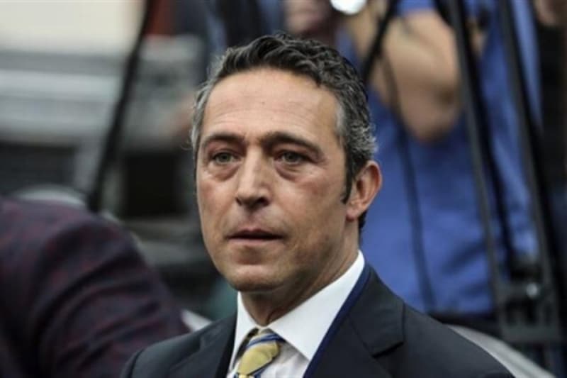 <p><b>AKLIMIZA YATAN SEZON SONU GEL�YOR</b></p><p>Hoca konusu �ok g�ndeme geldi, �ok tenkit edenler oldu. Biz gerek yabanc�, gerek yerli hocalar �zerinde �al��t�k, g�r��meler yapt�k. Bir hocay� �ok arzulad�k, tak�m� iyi inceledi ama EURO 20'nin ertelenmesi nedeniyle, neredeyse sonu�land�raca��m�z g�r��meleri sonland�rmak zorunda kald�k. Arzum, 8 haftal�k s�rede hocan�n gelmesi ve planlama yapmas� ama geldi�imiz noktada akl�m�za yatan hoca profili sezon sonuna gelebiliyor.</p>