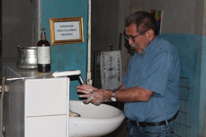 <p>Şehirde yaşarken sık sık hasta olmasına rağmen keçi çiftliğini kurduklarından bu güne hiç hasta olmadığını belirten Muharrem Kaplan,</p>