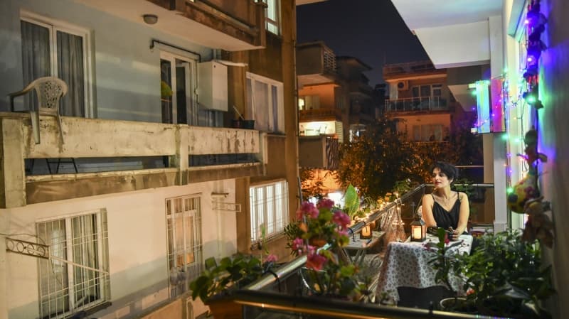 <p>Gaziantep B�y�k�ehir Belediyesine ba�l� m�zelerde rehberlik yapan Z�beyde Nisa Karabacak, AA muhabirine, uzun kanser tedavisi d�neminin de �ok zorlu ge�ti�ini ancak hayat�n�n d�n��t��� d�nemin ya�ad��� trafik kazas� oldu�unu dile getirdi.</p>