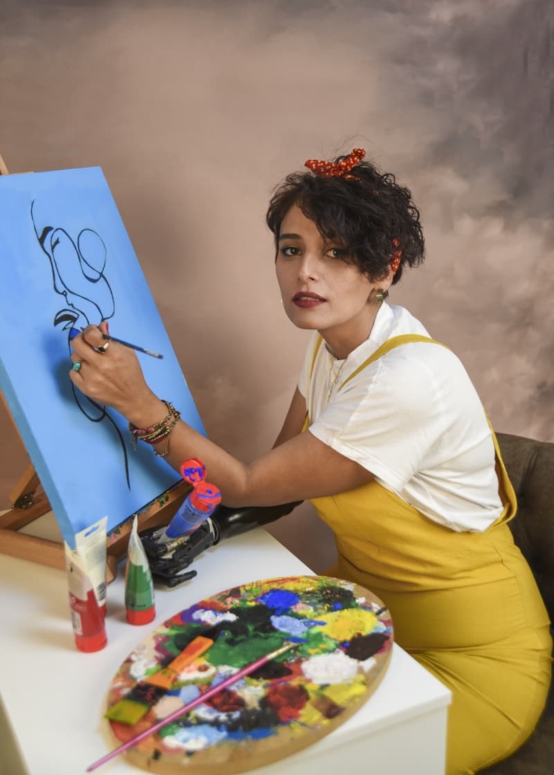 <p>Proteziyle bulu�tu�u geceyi 'Hayat�mda uyudu�um en huzurlu geceydi.' diye nitelendiren Karabacak, protez kolu 'Revo'yu 'O benim yol arkada��m.' diye tan�ml�yor.</p>