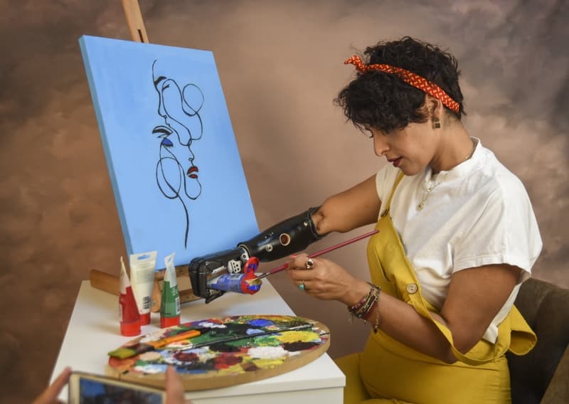 <p>Kendi ojesini bile kimseden yard�m almadan yapabilen Karabacak, art�k keman ve def de �al�yor, resim yap�yor.</p>