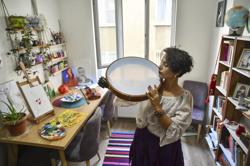 <p>Bu y�zden keman� neden �almayay�m dedim.&nbsp;</p>