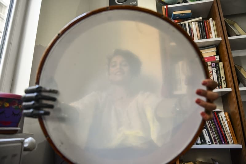 <p>Ama biyonik kolla eskiden yapabildiklerimi tekrar yapt���m, hatta baz� konulardan eskisinden daha iyi yapabildi�imi d���nd���m �eyler oldu.&nbsp;</p>