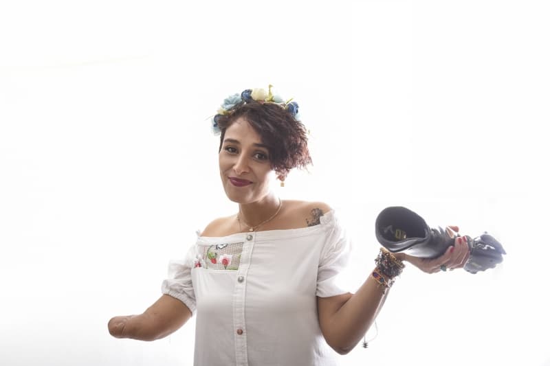 <p>Def de �almaya ba�layan ve g�n�n�n b�y�k b�l�m�n� evindeki at�lyesinde resim yaparak ge�iren Karabacak, kazadan �nce resim yapma konusunda giri�iminin de olmad���n� s�zlerine ekledi.</p>