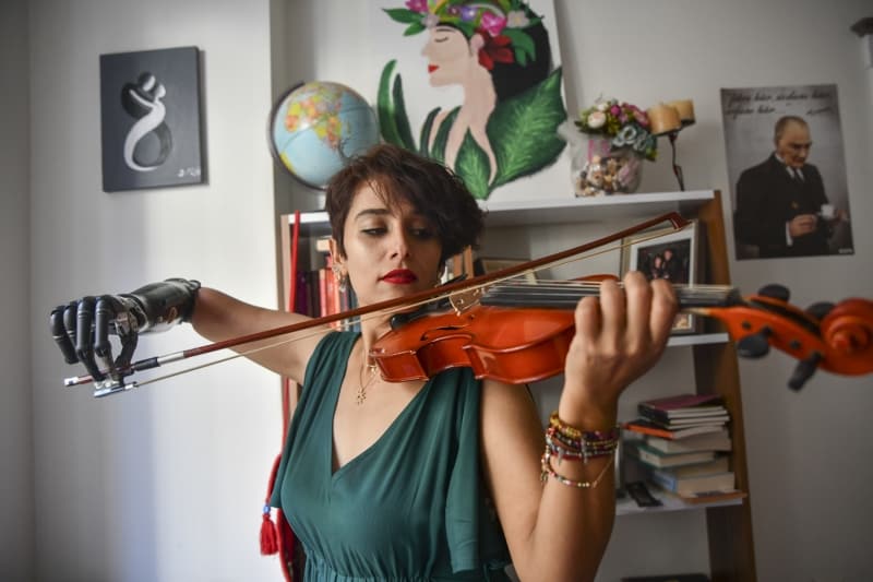 <p>Ben de yapabilirim deyip keman� yeniden elime ald�m.</p>