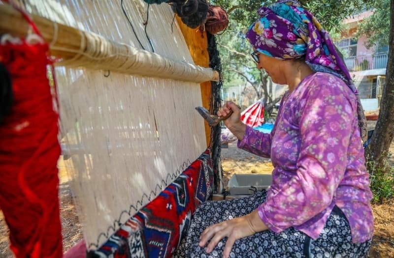 <p>Demealt halsnn gelir kayna olduunu anlatan Celil ekerci ise eine tam destek verdiini kaydetti. Halcln, babadan, dededen, ebeden ve neneden miras kaldn hatrlatan Celil ekerci, 'Hallar her geen yl daha popler olmaya balad. Eime maddi, manevi bu konuda destek salamaya alyorum. O da yapyor. Bu dededen, babadan bize miras. Biz de ocuklarmza reterek devam edeceiz' diye konutu.</p>