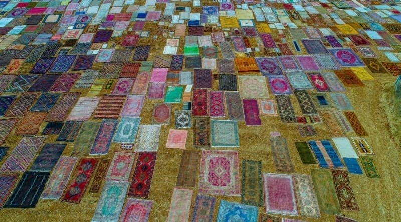 <p>Hal dokumay annesinden rendiini szlerine ekleyen ekerci, hallar arasnda 70-80, hatta 100 yllk hallar olduunu belirterek, 'Kaynvalidem, annem mrleri boyunca hal dokudu. Onlardan bana kalan hallar da evimde. Atadan halcym' dedi.</p>