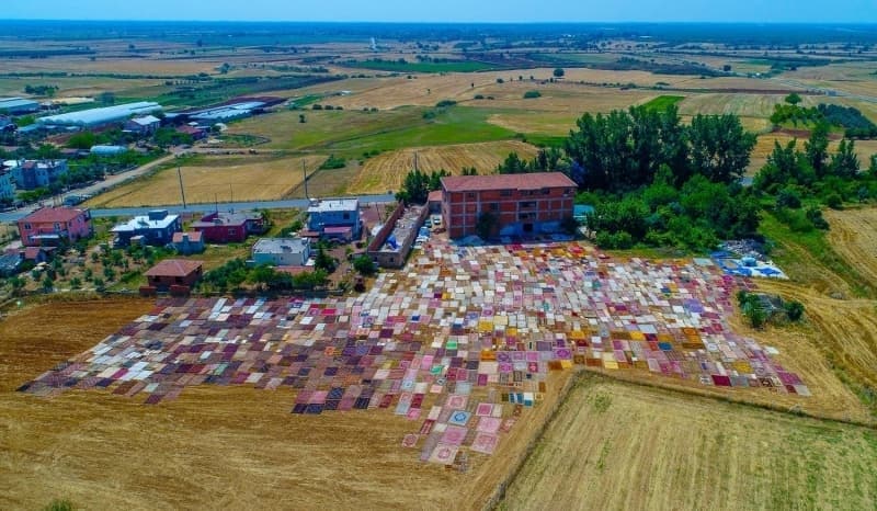 <p>Pekacar, 'Geim kaynam bu hallar, artk iftilik araya giriyor. Hal dokumaya fazla zaman ayramyorum. Hal kltrn byklerimizden geldii gibi srdrmeye alyoruz. mrmz yettii kadar ocuklarmza da retiyoruz. Bir haly koyunlarmzn ynlerini ykadktan sonra, dalardan bulduumuz 'Ezentere' diye bilinen kkleri kaynatarak ortaya kardmz boyalarla renklendiriyoruz. Renkleri, farkl kkleri kaynatarak buluyoruz. rnein bir maviyi oluturmak iin bir kk iki gn kaynattmz olur. Bu hallar tamamen doal, kimyasal hibir ey yok. Ezentere otunu dadan toplayp, geldikten sonra ikinci aama ise kk kk kyp, kazanda kaynatmaktr. Ardndan szer ve iki gn daha bekletiriz. Sonra ipleri iine atar tekrar kaynatrz ve ip rengini alr. Yumak haline getirir hal yaparz. Bir kadn srekli hal dokursa 2 ayn verir. Bir haly kesmek iin 300 tel oluyor. 6- 7 bin sras vardr. Yani bu da 7 ila 8 bin ilmik demek' diye konutu.<br></p>