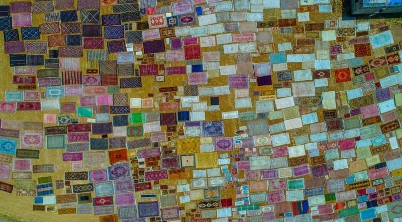 <p>Kadnlar, hal dokumacln atalarndan rendiklerini anlatarak, miraslarn ocuklarna aktardklarn syledi. Orijinal bir Demealt halsnn dokunmas iin 7 ila 8 bin aras ilmik atldn, zerindeki ipin ise tamamen koyun tylerinden olutuunu anlatan hal ustas Esma ekerci, iplere renk vermek iinde doal bitki kkleri kullandklarn aktard.</p>