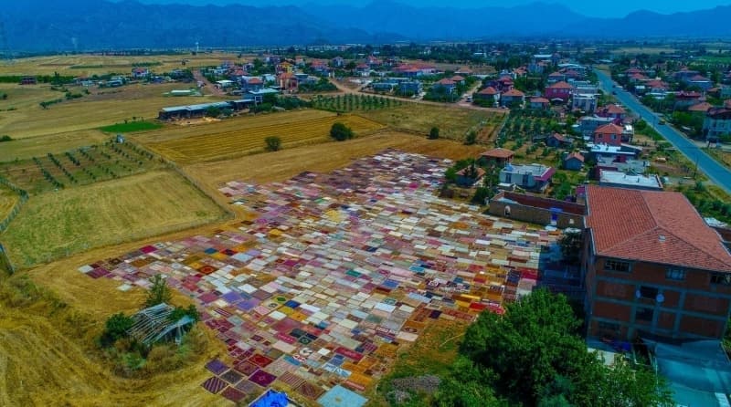 <p>Demealt'nda yaayan ve evinde yllarca hal dokuyan Arife Pekacar, Demealt halsnn inceliklerini anlatt.</p>