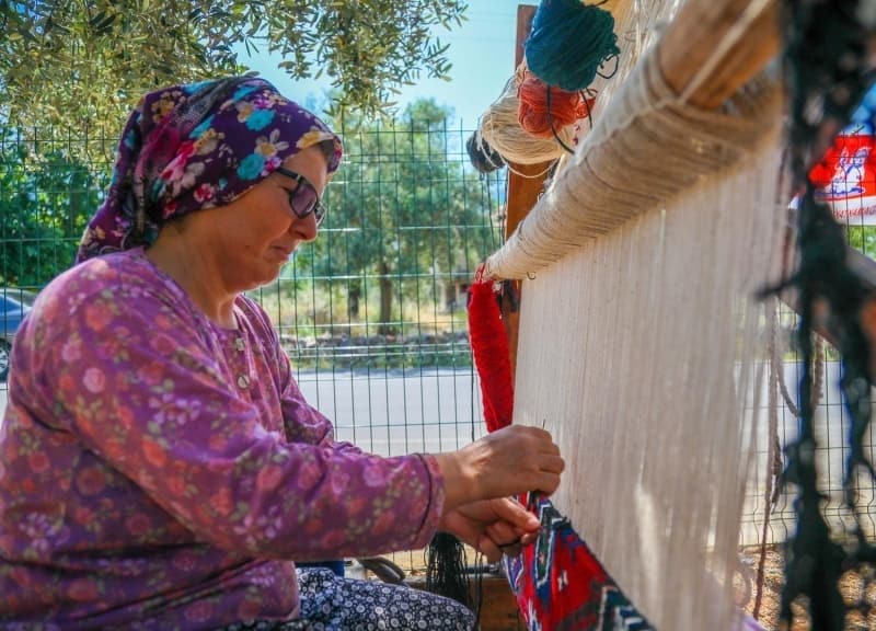 <p>ekerci, hal dokumacln 35 yldr yaptn anlatarak, unlar syledi:</p><p>'lk olarak koyun ynlerini bir araya getirip, eiriyoruz. Sonra dalardan topladmz zel otlar kaynatarak yn boyas ortaya kartyoruz. Her renk iin farkl otlar kaynatlyor. Halnn byklne gre deien ilmik says var. Kk olursa daha az ilmik atlyor. Fakat en az 6-7 bin ilmik atlyor. Demealt halsnn en byk zellii ince olmas. Saaklar ve ipleri ok incedir. Bir de tm kullanlan boyalar doal kk boyasdr. Hallarmzn renkleri ok canldr. Nedeni ise iplere kullanlan doal boyadr. Hal zerindeki her desenin farkl bir anlam var. Be Ta, Develi, Koca Su desenlerden bazlar. rnein 'Be Ta' dediimiz desen 'slam'n 5 artn' temsil ediyor. Hallarmzn renkleri kullandka parlak. Bir nevi hal kendi kendini yeniliyor. Tek bir kii hibir i yapmadan sadece hal dokursa 1-2 ayda 4 metrekare bir haly dokuyabilir.'</p>