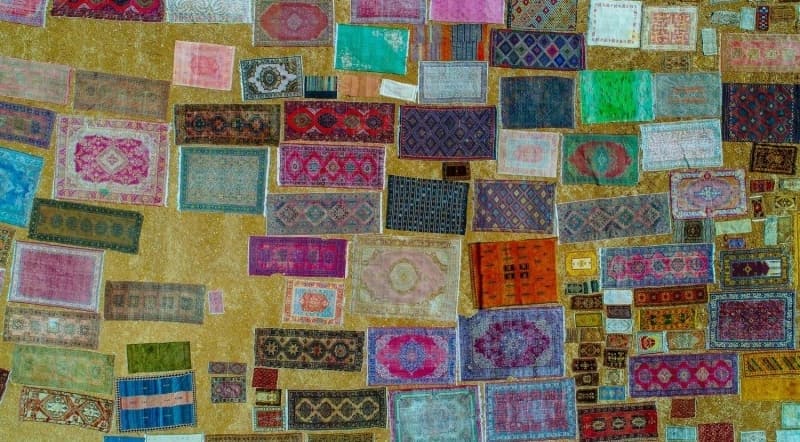 <p>Gne altnda renklerinin pastellemesi iin serilen hal ve makine dokumas kilimlerin dnda, Demealtl kadnlar el emei gz nuru orijinal Demealt hallar evlerinin nndeki hal tezgahlarnda dokuyor.</p>