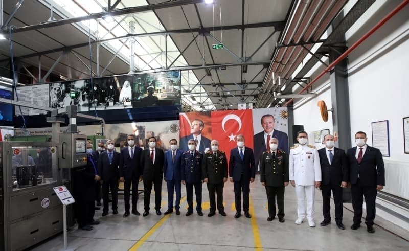 <p>Bakan Akar ve Komutanlar, başarılı çalışmalarından dolayı MKEK çalışanlarını tebrik etti.</p>