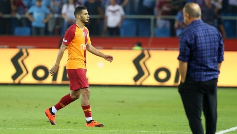 <p>Galatasaray’ın yollarını ayırmayı planladığı ve bir süredir kendisine kulüp aranan Faslı futbolcu, pandemi arasından sonra da Terim’in gözüne giremedi.</p>