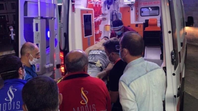 <p><b>RADYOYA BALANDI </b></p><p>Uruguayl eldiven, yaad talihsiz sakatln ardndan lkesinde yayn yapan radyolardan Tuya y Ma'ya baland ve tatsz gecenin aradndan ilk kez konuarak sessizliini bozdu.</p>