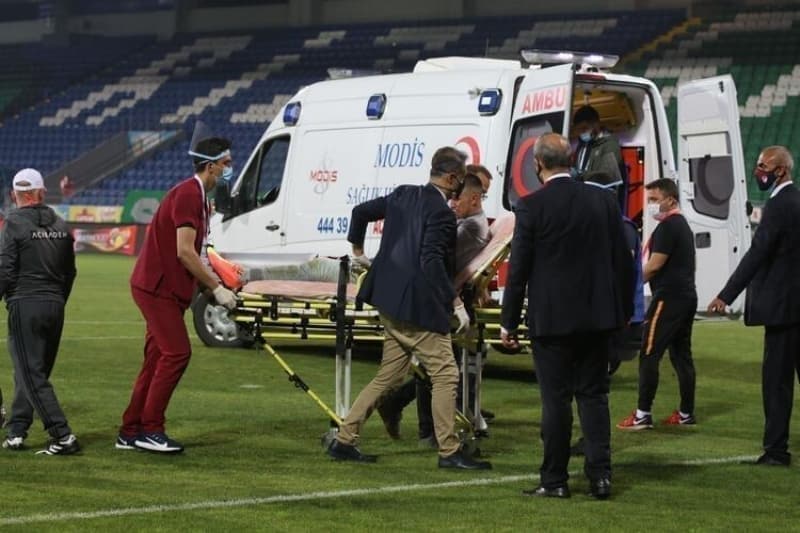 <p><b>2 YIL TEHLKES </b></p><p>lkenin nemli gazetelerinen El Obsevardor, 'Fernando Muslera ok ciddi bir sakatlk yaad! Trkiye'de 12 ampiyonluu bulunan Muslera'nn 2022 Dnya Kupas tehlikeye girmi olabilir.' diyerek sakatln etkilerinin 2 yl srebileceine iaret etmiti.</p>