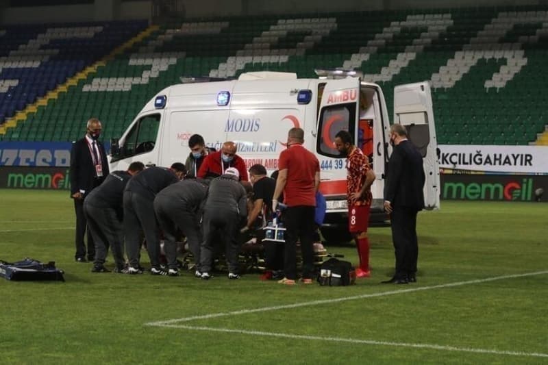 <p><b>'EMN ELLERDEYM' </b></p><p>'Emin ellerde olduumu biliyorum. Trkiye'deki salk sistemi ve Galatasaray'n medikal ekibi muhteem. Ama size yalan sylemeyeceim, biraz korkuyorum. Yaklak 2 saat srecek bir operasyon.'</p>