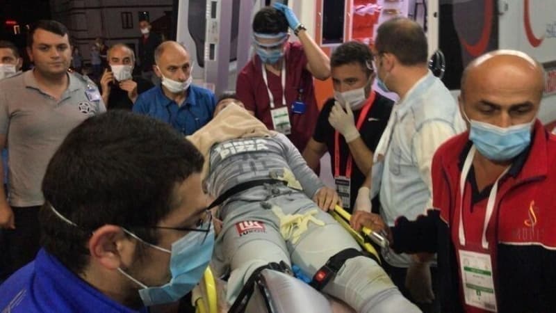 <p><b>6-8 AY SAHALARDAN UZAK KALACAK </b></p><p>Uruguayl kalecinin 6-8 ay sahalardan uzak kalaca belirtilirken, sakatlnn yine ayn stadyumda sakatlanan Emre Akbaba ile hemen hemen ayn olduu kaydedildi.</p>